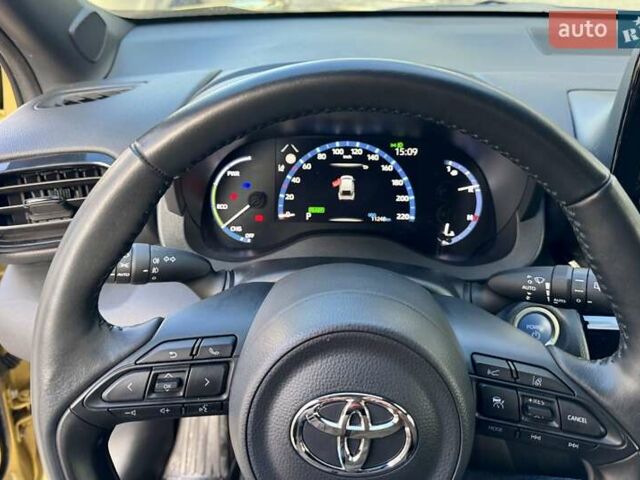 Желтый Тойота Yaris Cross, объемом двигателя 1.49 л и пробегом 17 тыс. км за 27499 $, фото 7 на Automoto.ua