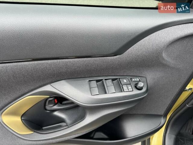 Желтый Тойота Yaris Cross, объемом двигателя 1.49 л и пробегом 17 тыс. км за 27499 $, фото 22 на Automoto.ua