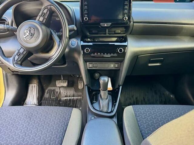 Желтый Тойота Yaris Cross, объемом двигателя 1.49 л и пробегом 17 тыс. км за 27499 $, фото 20 на Automoto.ua