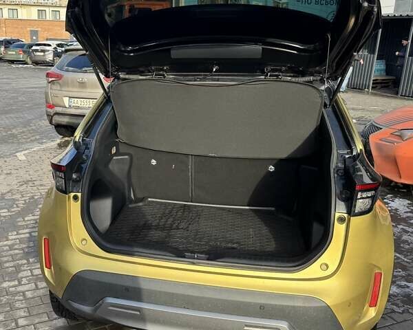 Желтый Тойота Yaris Cross, объемом двигателя 1.49 л и пробегом 17 тыс. км за 27499 $, фото 12 на Automoto.ua