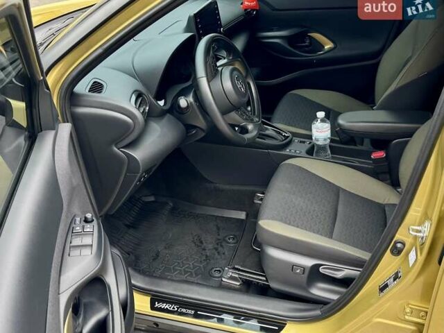 Желтый Тойота Yaris Cross, объемом двигателя 1.49 л и пробегом 17 тыс. км за 27499 $, фото 40 на Automoto.ua