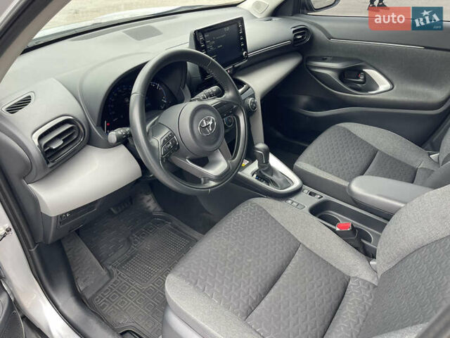 Серый Тойота Yaris Cross, объемом двигателя 1.49 л и пробегом 47 тыс. км за 24000 $, фото 24 на Automoto.ua