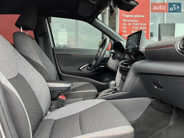Серый Тойота Yaris Cross, объемом двигателя 1.49 л и пробегом 28 тыс. км за 26586 $, фото 10 на Automoto.ua