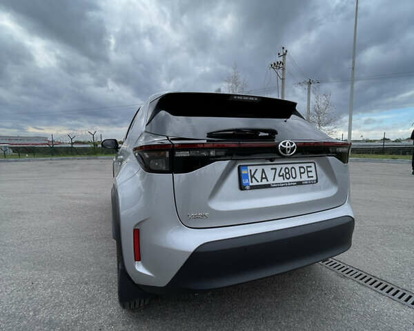 Серый Тойота Yaris Cross, объемом двигателя 1.49 л и пробегом 47 тыс. км за 24000 $, фото 3 на Automoto.ua
