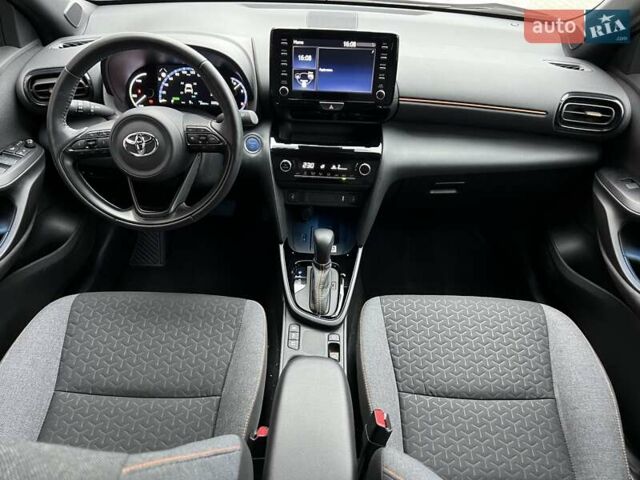 Серый Тойота Yaris Cross, объемом двигателя 1.49 л и пробегом 28 тыс. км за 26586 $, фото 9 на Automoto.ua