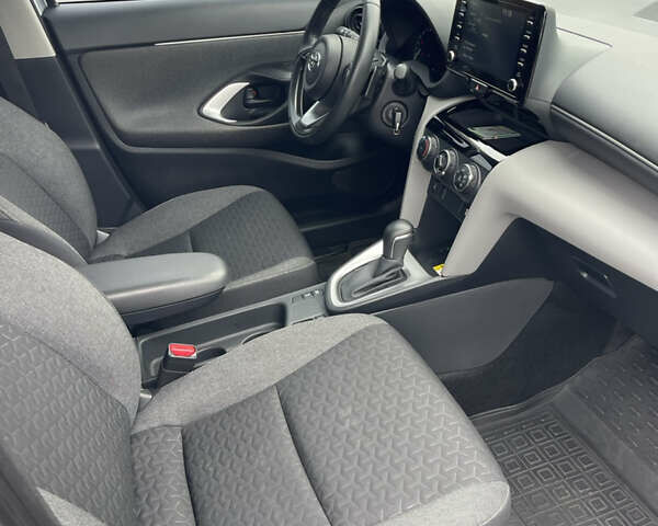 Серый Тойота Yaris Cross, объемом двигателя 1.49 л и пробегом 47 тыс. км за 24000 $, фото 21 на Automoto.ua