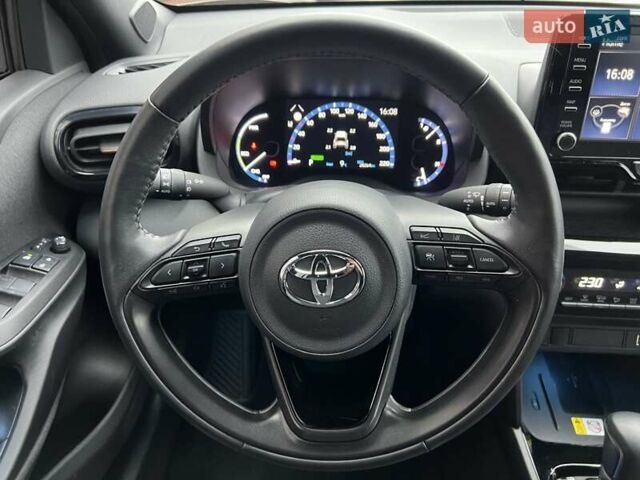 Серый Тойота Yaris Cross, объемом двигателя 1.49 л и пробегом 28 тыс. км за 26586 $, фото 8 на Automoto.ua