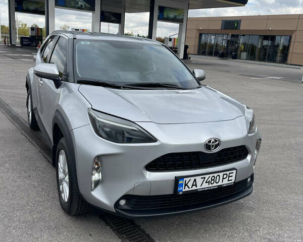 Серый Тойота Yaris Cross, объемом двигателя 1.49 л и пробегом 47 тыс. км за 24000 $, фото 4 на Automoto.ua