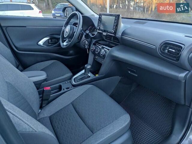 Сірий Тойота Yaris Cross, об'ємом двигуна 1.49 л та пробігом 5 тис. км за 24400 $, фото 36 на Automoto.ua