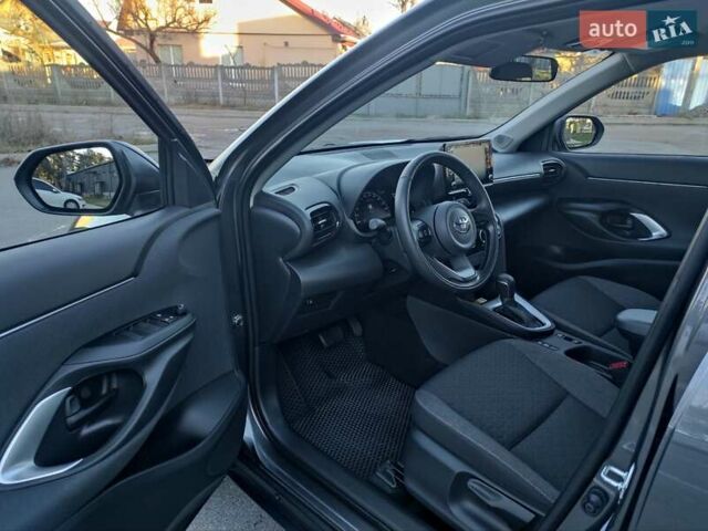 Сірий Тойота Yaris Cross, об'ємом двигуна 1.49 л та пробігом 5 тис. км за 24400 $, фото 31 на Automoto.ua