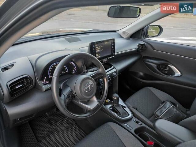 Сірий Тойота Yaris Cross, об'ємом двигуна 1.49 л та пробігом 5 тис. км за 24400 $, фото 29 на Automoto.ua