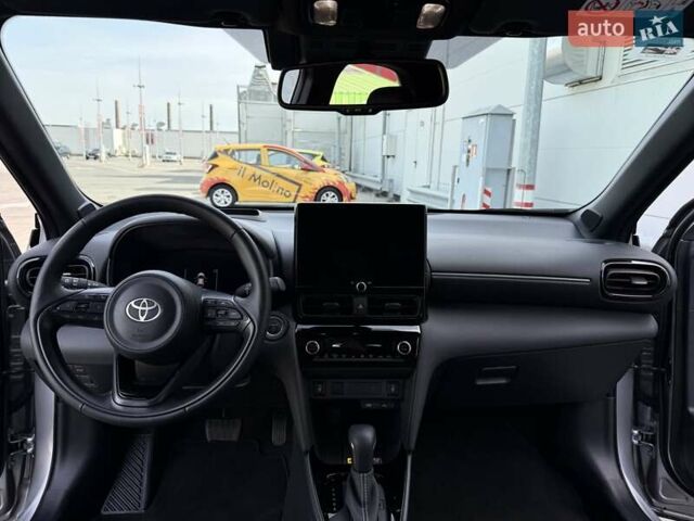 Сірий Тойота Yaris Cross, об'ємом двигуна 1.49 л та пробігом 10 тис. км за 32500 $, фото 46 на Automoto.ua