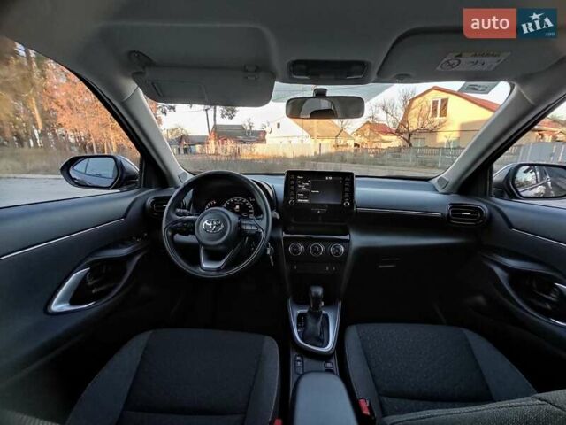 Сірий Тойота Yaris Cross, об'ємом двигуна 1.49 л та пробігом 5 тис. км за 24400 $, фото 34 на Automoto.ua