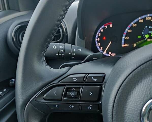 Сірий Тойота Yaris Cross, об'ємом двигуна 1.49 л та пробігом 5 тис. км за 24400 $, фото 40 на Automoto.ua