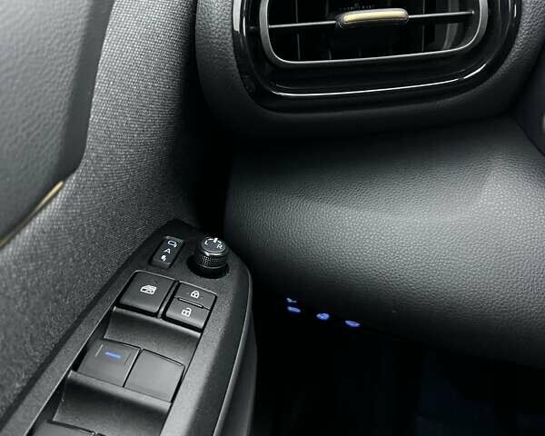 Синий Тойота Yaris Cross, объемом двигателя 1.49 л и пробегом 15 тыс. км за 25500 $, фото 59 на Automoto.ua