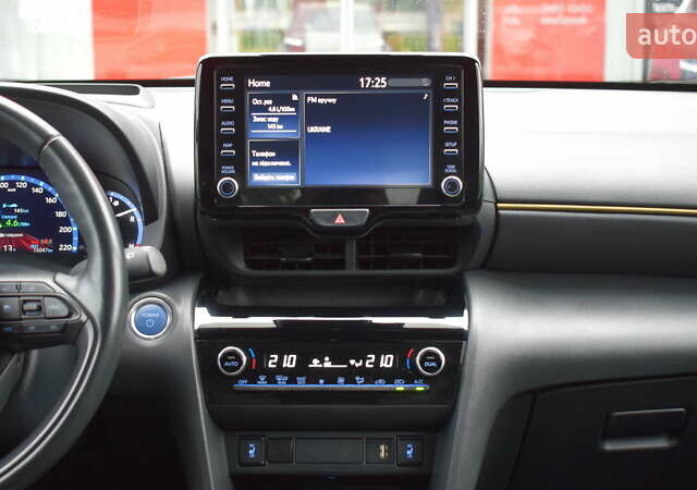 Зеленый Тойота Yaris Cross, объемом двигателя 1.49 л и пробегом 14 тыс. км за 30300 $, фото 14 на Automoto.ua