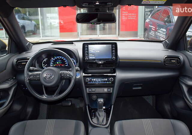 Зеленый Тойота Yaris Cross, объемом двигателя 1.49 л и пробегом 14 тыс. км за 30300 $, фото 7 на Automoto.ua