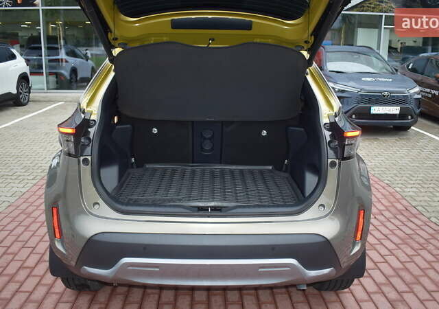 Зеленый Тойота Yaris Cross, объемом двигателя 1.49 л и пробегом 14 тыс. км за 30300 $, фото 9 на Automoto.ua