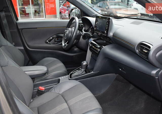 Зеленый Тойота Yaris Cross, объемом двигателя 1.49 л и пробегом 14 тыс. км за 30300 $, фото 5 на Automoto.ua