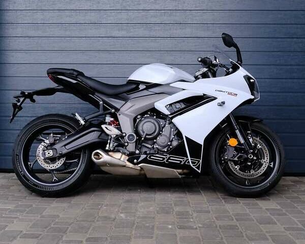 Белый Триумф Daytona 660, объемом двигателя 0.66 л и пробегом 1 тыс. км за 11500 $, фото 1 на Automoto.ua