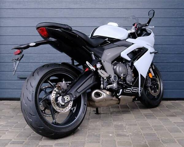 Белый Триумф Daytona 660, объемом двигателя 0.66 л и пробегом 1 тыс. км за 11500 $, фото 4 на Automoto.ua