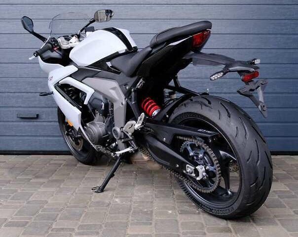 Белый Триумф Daytona 660, объемом двигателя 0.66 л и пробегом 1 тыс. км за 11500 $, фото 6 на Automoto.ua