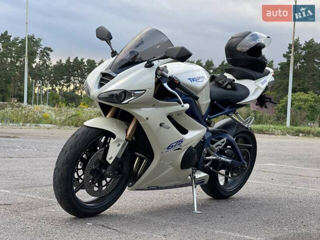 Белый Триумф Daytona 675, объемом двигателя 0.7 л и пробегом 25 тыс. км за 6400 $, фото 2 на Automoto.ua