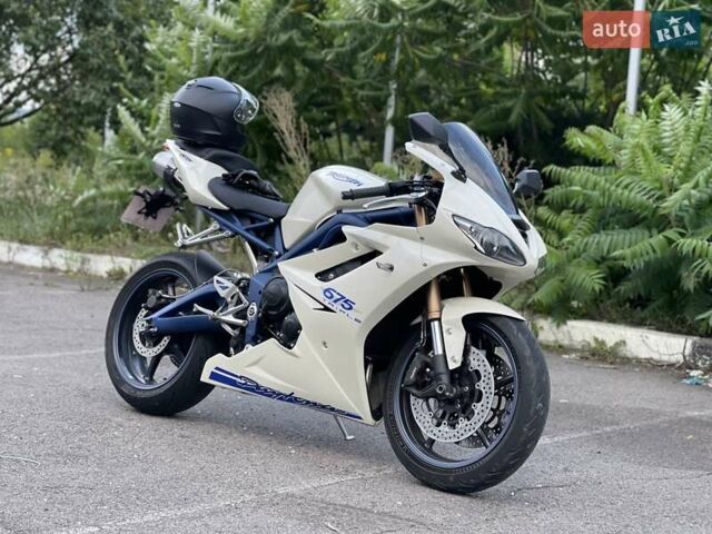 Белый Триумф Daytona 675, объемом двигателя 0.7 л и пробегом 25 тыс. км за 6400 $, фото 1 на Automoto.ua