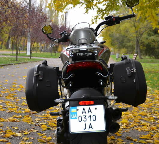 Сірий Тріумф Rocket 3, об'ємом двигуна 2.46 л та пробігом 2 тис. км за 31000 $, фото 4 на Automoto.ua