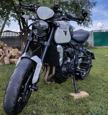 Білий Тріумф Trident, об'ємом двигуна 0.66 л та пробігом 17 тис. км за 9500 $, фото 6 на Automoto.ua