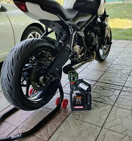 Білий Тріумф Trident, об'ємом двигуна 0.66 л та пробігом 17 тис. км за 9500 $, фото 1 на Automoto.ua