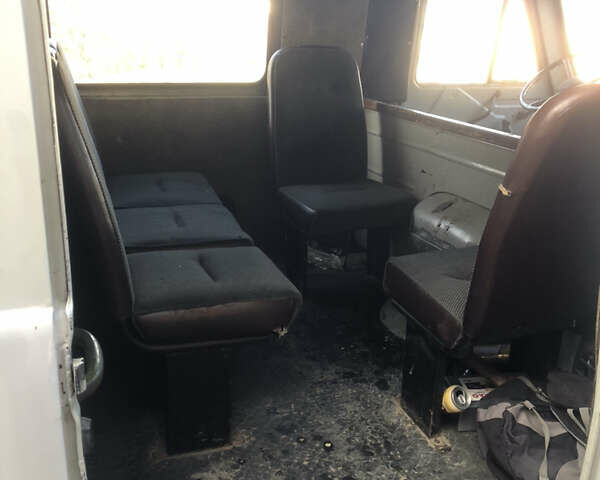 Белый УАЗ 3741, объемом двигателя 2.4 л и пробегом 100 тыс. км за 3000 $, фото 2 на Automoto.ua