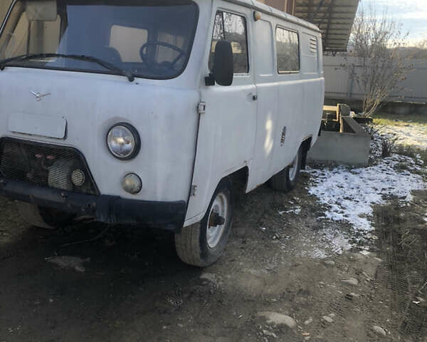 Белый УАЗ 3741, объемом двигателя 2.4 л и пробегом 100 тыс. км за 3000 $, фото 1 на Automoto.ua