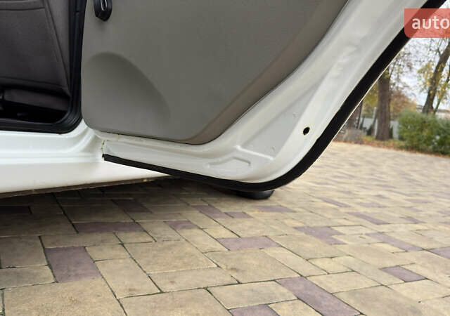 Белый ВАЗ 1117 Калина, объемом двигателя 1.4 л и пробегом 19 тыс. км за 3590 $, фото 126 на Automoto.ua