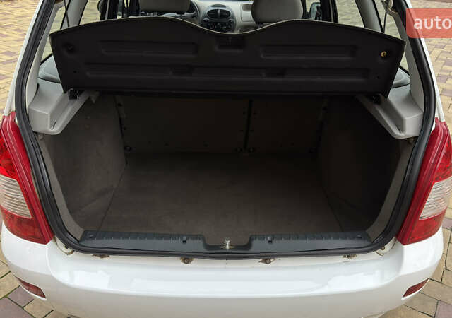 Белый ВАЗ 1117 Калина, объемом двигателя 1.4 л и пробегом 19 тыс. км за 3700 $, фото 154 на Automoto.ua