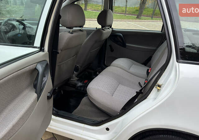 Белый ВАЗ 1117 Калина, объемом двигателя 1.4 л и пробегом 19 тыс. км за 3700 $, фото 118 на Automoto.ua