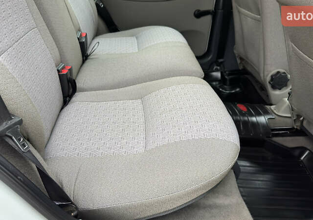 Белый ВАЗ 1117 Калина, объемом двигателя 1.4 л и пробегом 19 тыс. км за 3590 $, фото 131 на Automoto.ua