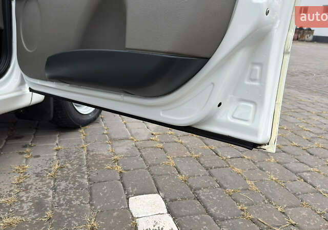 ВАЗ 1117 Калина 2009 в Кременчуге на Automoto.ua Белый ВАЗ 1117 Калина, объемом двигателя 1.4 л и пробегом 19 тыс. км за 3950 $, фото 126 на Automoto.ua