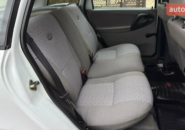 Белый ВАЗ 1117 Калина, объемом двигателя 1.4 л и пробегом 19 тыс. км за 3700 $, фото 131 на Automoto.ua