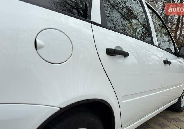 Білий ВАЗ 1117 Калина, об'ємом двигуна 1.4 л та пробігом 19 тис. км за 3590 $, фото 48 на Automoto.ua