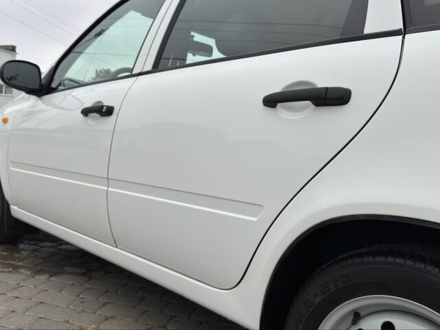 Белый ВАЗ 1117 Калина, объемом двигателя 1.4 л и пробегом 19 тыс. км за 3999 $, фото 13 на Automoto.ua