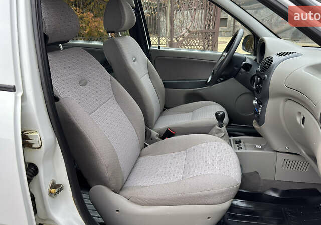 Белый ВАЗ 1117 Калина, объемом двигателя 1.4 л и пробегом 19 тыс. км за 3590 $, фото 146 на Automoto.ua