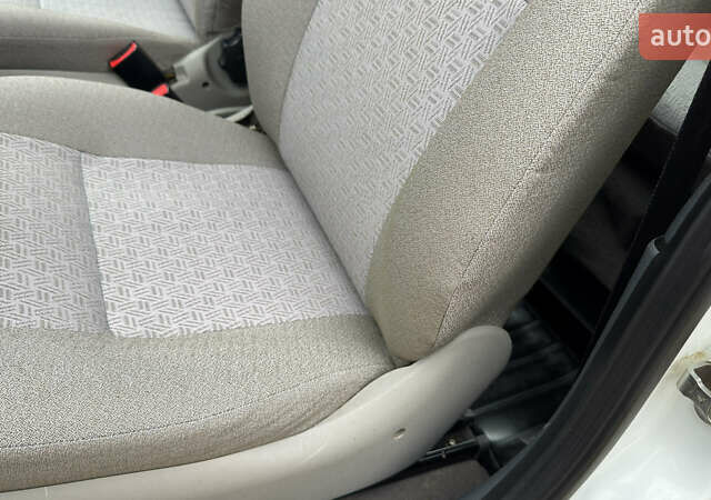 Белый ВАЗ 1117 Калина, объемом двигателя 1.4 л и пробегом 19 тыс. км за 3599 $, фото 91 на Automoto.ua