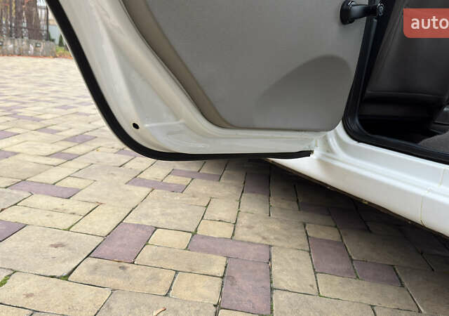 Белый ВАЗ 1117 Калина, объемом двигателя 1.4 л и пробегом 19 тыс. км за 3599 $, фото 116 на Automoto.ua