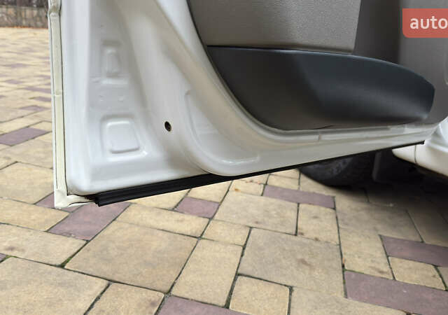 Белый ВАЗ 1117 Калина, объемом двигателя 1.4 л и пробегом 19 тыс. км за 3590 $, фото 84 на Automoto.ua