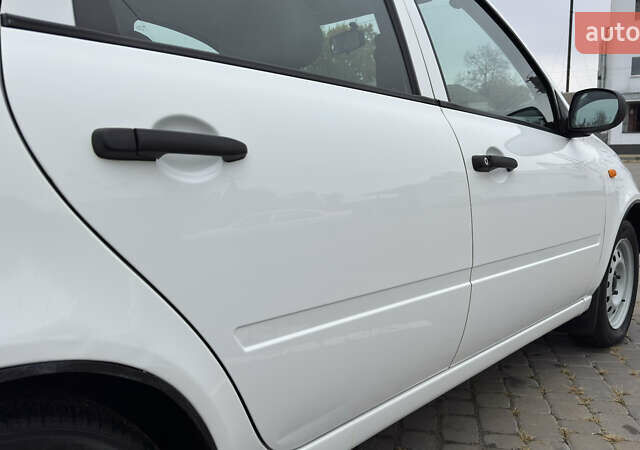 ВАЗ 1117 Калина 2009 в Кременчуге на Automoto.ua Белый ВАЗ 1117 Калина, объемом двигателя 1.4 л и пробегом 19 тыс. км за 3950 $, фото 48 на Automoto.ua