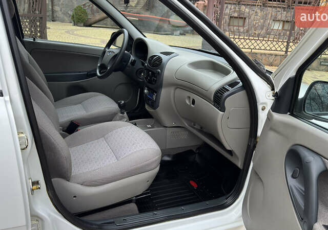 Білий ВАЗ 1117 Калина, об'ємом двигуна 1.4 л та пробігом 19 тис. км за 3590 $, фото 142 на Automoto.ua