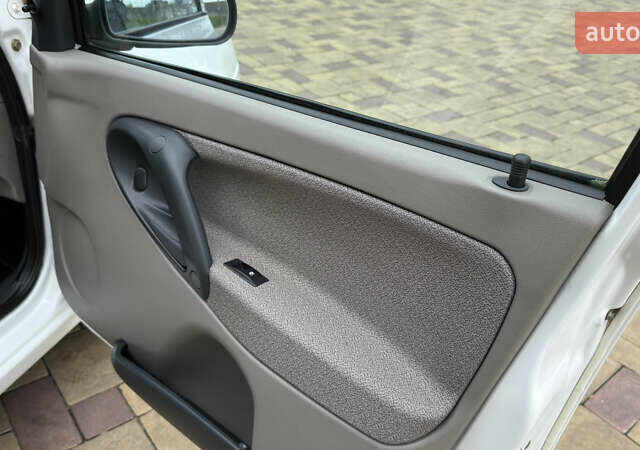 Белый ВАЗ 1117 Калина, объемом двигателя 1.4 л и пробегом 19 тыс. км за 3590 $, фото 139 на Automoto.ua