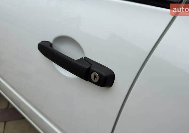 Белый ВАЗ 1117 Калина, объемом двигателя 1.4 л и пробегом 19 тыс. км за 3599 $, фото 71 на Automoto.ua