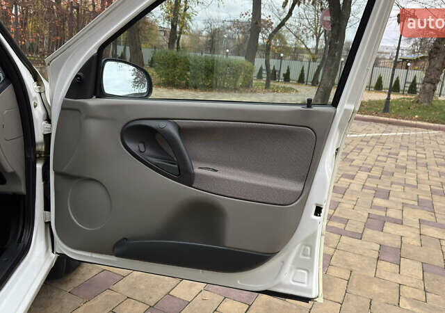 Белый ВАЗ 1117 Калина, объемом двигателя 1.4 л и пробегом 19 тыс. км за 3599 $, фото 139 на Automoto.ua